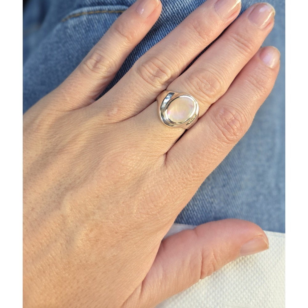 Sterling .925 MOP Oval Offset Ring. 7